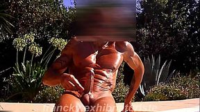 je m'_astique le manche au bord de la piscine Branlette au bord de la piscine