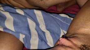 peguei a madrasta deitada e masturbei ela antes de meter a vara
