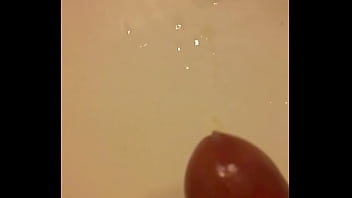 Masturb&aacute_ndome en el ba&ntilde_o