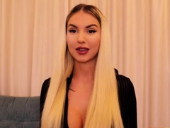 Lingerie-Clad Babe Flashes Pussy and Twerking Skills