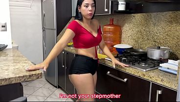ella en la cocina y la sorprendo antes que llegue el cornudo. ella es muy sexy con su culo enorme que rebota en mi polla