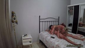 milf tatuada e com peitoes de silicone pegou o enteado tocando punheta e resolveu dar uma ajudinha ao novinho inexperiente