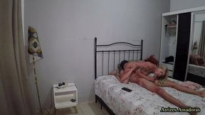milf tatuada e com peitoes de silicone pegou o enteado tocando punheta e resolveu dar uma ajudinha ao novinho inexperiente