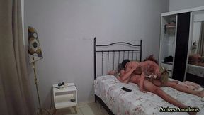 milf tatuada e com peitoes de silicone pegou o enteado tocando punheta e resolveu dar uma ajudinha ao novinho inexperiente