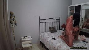 milf tatuada e com peitoes de silicone pegou o enteado tocando punheta e resolveu dar uma ajudinha ao novinho inexperiente