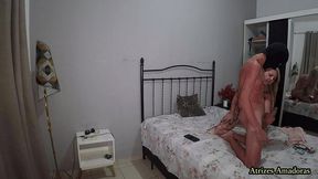 milf tatuada e com peitoes de silicone pegou o enteado tocando punheta e resolveu dar uma ajudinha ao novinho inexperiente