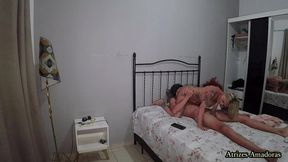 milf tatuada e com peitoes de silicone pegou o enteado tocando punheta e resolveu dar uma ajudinha ao novinho inexperiente
