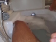 MATRIGNA ITALIANA GUARDA IL FIGLIASTRO IN VASCA DA BAGNO MENTRE SI SEGA CON UN CAZZO ENORME | (MILF)