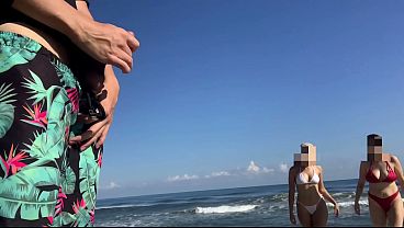 Hombre afortunado se encuentra con dos chicas cachonda en la playa mientras se masturba en p&uacute_blico