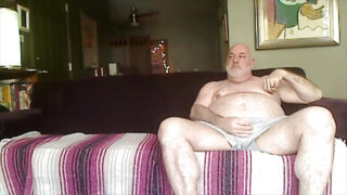 Un grosso cazzo nero scopa duramente degli orsi gay paffuti in un video di feticismo dei piedi con masturbazione e sborrate bollenti