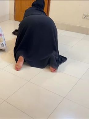 Arabian Big Ass Saudi Hotel Maid Clean my Room When I was masturbat on bed!