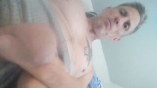 Amateur dude goes wild with his big cock in HD video