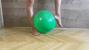 KIRA PLAYS WITH BIG BALLOON - MP4 Mobile Version