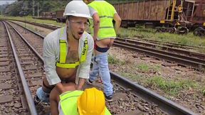 os operarios pegaram pesado na hora do almoco fuderam o colega passivo e deram muito leite de sobremesa