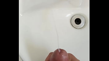 Eu gozando muito no banheiro do trabalho