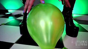 POV: le rogas a tu novia que se vista de Creeper de Minecraft y explote globos con sus botas