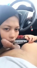 Awek Tudung Cantik Kulum Pelir Dalam Kereta