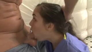 Brunette Sasha Grey tar det dypt i den trange rumpa si