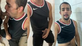 macho mamando a pica do motoboy numa rapidinha no banheiro