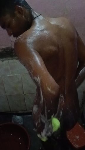 Enjoy Bathing in the Bathroom with Cold Water