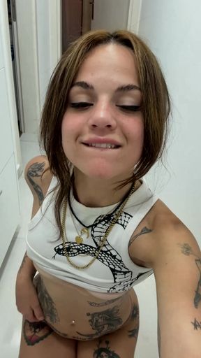 Teen onlyfan shows off her tits