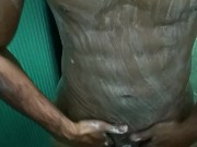 Latino heterosexual sexy y musculoso se masturba en el baño del gimnasio gran corrida verga grande