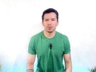 Trainer maduro musculoso termina siendo penetrado por el nuevo joven dotado del gym!