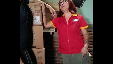 Cajera de tienda se coge a su jefe en la bodega