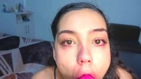 Universitaria caliente se atragante con el dildo &mdash;  no para de pedir leche en su cara