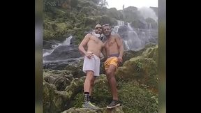 threesome in the florest Sexo a tr&ecirc_s na cachoeira 07 45