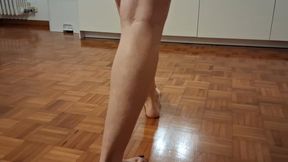 POV CANE CHE MANGIA SOTTO AL TAVOLO