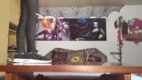 Walking in my black and white sneaker - Beth Kinky