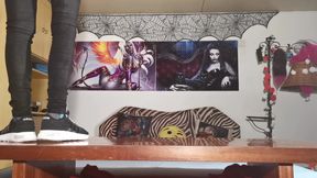 Walking in my black and white sneaker - Beth Kinky
