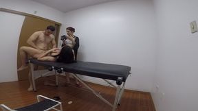 dei pro enfermeiro na maca do consultorio