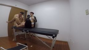 dei pro enfermeiro na maca do consultorio