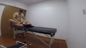 dei pro enfermeiro na maca do consultorio