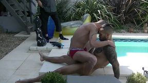 un vieux pervers mattent des mecs dans un jardin