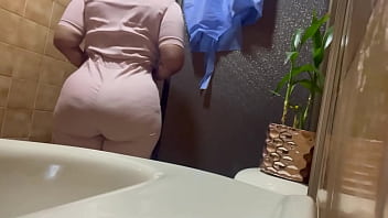Camara graba hermosos chorros en el ba&ntilde_o de la clinica