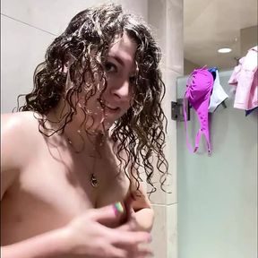 Tranny jerks off in the shower