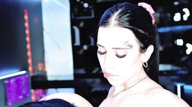 ¡Me encanta lamerle el culo aceitoso a mi amiga! - SweetKimmi