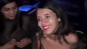 baixinha, magrinha e novinha sentado e rebolando no pau na cabine do club de swing