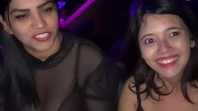 baixinha, magrinha e novinha sentado e rebolando no pau na cabine do club de swing