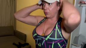 negao pegou a travesti se exibindo em publico e deu uma licao nela