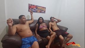 Angolana gr&aacute_vida faz garganta profunda logo ap&oacute_s da a buceta e o Cuzinho at&eacute_ goza