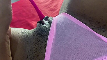 Bucetinha peludo se masturbando com vibrador