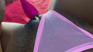Bucetinha peludo se masturbando com vibrador