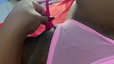 Bucetinha peludo se masturbando com vibrador