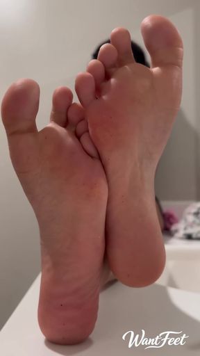 Mature Solana shows off her wrinkly soles while sitting alone