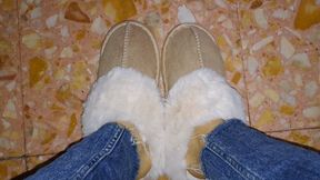 WARM SOFT FLUFFY SLIPPERS TO SINK FEET IN