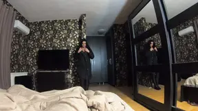 Volwassen MILF neukt en rijdt lul doggystyle, cums op vriend z'n lange zwarte jas